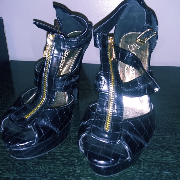 Black high heels - Picture 1 of 3